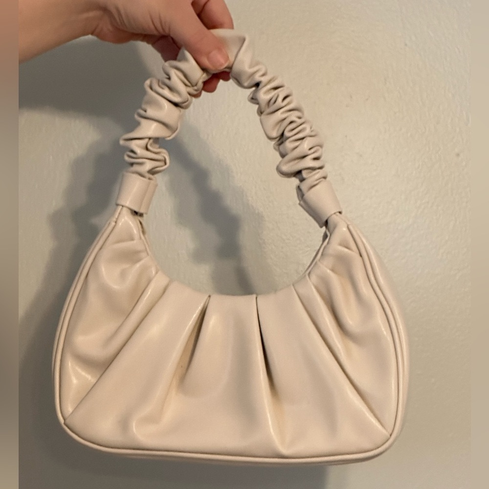 Crème shoulder purse! 🤍